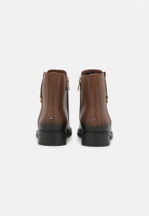 Tommy Hilfiger HARDWARE FLAT BOOT Classic ankle boots winter cognac HARDWARE FLAT BOOT Классические ботильоны зимний коньяк