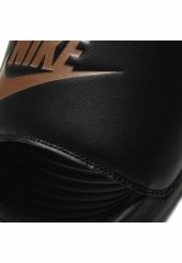 Nike Sportswear VICTORI ONE SLIDE Pantolette flach black/mtlc red bronze-black VICTORI ONE SLIDE Мюли на плоской подошве черный/mtlc красный бронзово-черный