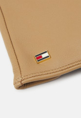 Tommy Hilfiger ESSENTIAL FLAG GLOVES Gloves countryside khaki ESSENTIAL FLAG ПЕРЧАТКИ Перчатки загородный хаки