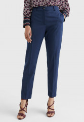 Tommy Hilfiger SLIM FIT Trousers desert sky ОБЛЕГАЮЩИЕ брюки небо пустыни