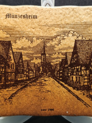 Панно винтажное &quot;Мюнцесхайм (1900)&quot; — это не только произведение искусства, но и часть истории, запечатленная в керамике (1900)&quot;, керамика, 20 х 19.5 см, Италия, 1960-70гг.