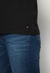 Tommy Hilfiger HERITAGE CREW NECK GRAPHIC TEE Print T-shirt masters black ФУТБОЛКА HERITAGE С КРУГЛЫМ ВЫРЕЗОМ С ГРАФИКОЙ Футболка с принтом мастер черный