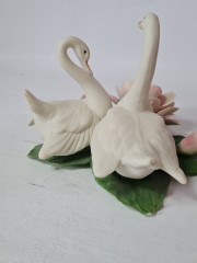 Фигурка винтажная Capodimonte &quot;Два лебедя с цветком&quot;, бисквитный фарфор, 17 х 16 см, Италия, 1960-70гг.