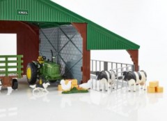 TOMY Scheunenset mit John Deere Traktor und Zubehor Комплект сарая с трактором John Deere и аксессуарами
