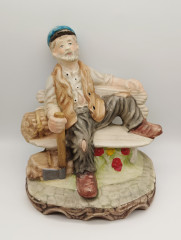 Статуэтка винтажная большая Capodimonte &quot;Дровосек с топором на лавочке&quot;, фарфор, 21 х 20.5 см, Италия, 1960-70гг.