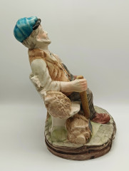 Статуэтка винтажная большая Capodimonte &quot;Дровосек с топором на лавочке&quot;, фарфор, 21 х 20.5 см, Италия, 1960-70гг.