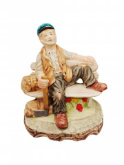 Статуэтка винтажная большая Capodimonte &quot;Дровосек с топором на лавочке&quot;, фарфор, 21 х 20.5 см, Италия, 1960-70гг.