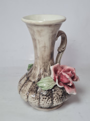 Capodimonte Italy Бело-черная фарфоровая ваза с цветочным фактурным декором &quot;Красная роза&quot;, 19,5 x 13 см, Италия, 1960-70гг.