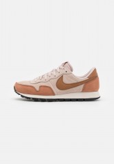 Nike Sportswear AIR PEGASUS 83 UNISEX Sneaker low fossil stone/canyon rust/fossil rose AIR PEGASUS 83 UNISEX Низкие кроссовки женские ископаемый камень / каньонная ржавчина / ископаемая роза