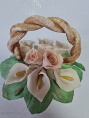 Статуэтка винтажная миниатюрная Capodimonte "Корзина с каллами и розами", фарфор, 11 см, Италия, 1960-70гг.