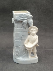 Статуэтка-карандашница винтажная Im Stil KPM "Мальчик у виноградной лозы", фарфор, 12 х 6 см, Германия, 1960-70гг.