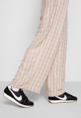 Nike Sportswear DAYBREAK Sneaker low black/summit white/off noir/brown/team orange DAYBREAK Низкие кроссовки женские черный/саммит белый/off noir/коричневый/team Orange