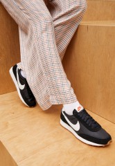 Nike Sportswear DAYBREAK Sneaker low black/summit white/off noir/brown/team orange DAYBREAK Низкие кроссовки женские черный/саммит белый/off noir/коричневый/team Orange