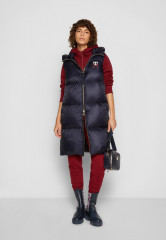 Tommy Hilfiger MONOGRAM BADGE VEST Waistcoat desert sky ЖИЛЕТ С МОНОГРАММОЙ Жилет небо пустыни