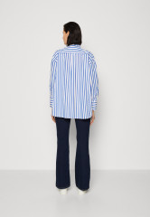 Tommy Hilfiger STRIPED ICON OVERSIZED SHIRT Button-down blouse banker ultra blue РУБАШКА OVERSIZE STRIPED ICON Блузка на пуговицах банкир ультра синий