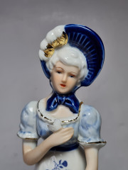 Статуэтка винтажная Eduscho "Дама в белом платье и синей шляпке", фарфор, 21,5 x 7 см, Германия, 1960-70гг.