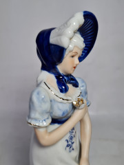Статуэтка винтажная Eduscho "Дама в белом платье и синей шляпке", фарфор, 21,5 x 7 см, Германия, 1960-70гг.