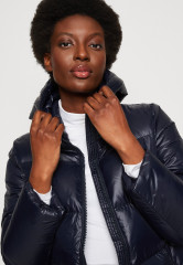 Tommy Hilfiger SORONA PADDED LOGO COAT Winter coat desert sky УТЕПЛЕННОЕ ПАЛЬТО SORONA LOGO Зимнее пальто небо пустыни