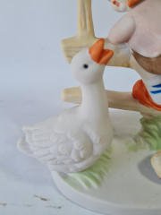 Фигурка Hummelfigur &quot;Мальчик на заборе и гусь&quot; в нежных тонах, фарфор, 12 x 13 см, Германия, 1960-70гг.