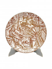 Тарелка декоративная винтажная Johann Seltmann Vohenstraub Bavaria &quot;Переплетчик&quot;, юбилейная, в заводской упаковке, в охровых оттенках, фарфор, 24 см, Германия, 1991 год.