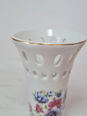 Lily Creek Белая фарфоровая ваза с резным краем и позолотой 24К "Букет цветов", 10 x 6,5 см, Германия, 1960-70гг.