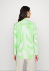 Tommy Hilfiger BANKER STP RELAXED Button-down blouse optic white/spring lime BANKER STP RELAXED Блузка на пуговицах оптический белый/весенний лайм