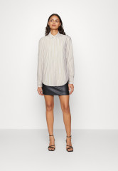 Tommy Hilfiger BANKER STP RELAXED Button-down blouse optic white/sandalwood BANKER STP RELAXED Блузка на пуговицах оптический белый/сандаловое дерево
