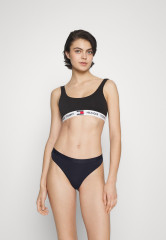 Tommy Hilfiger THONG 3 PACK Thong pink/feather white/desert sky НАБОР 3 КОМПЛЕКТА ТРЕНАЖЕЙ Стринги розовый/перо-белый/небо пустыни