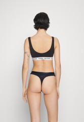 Tommy Hilfiger THONG 3 PACK Thong pink/feather white/desert sky НАБОР 3 КОМПЛЕКТА ТРЕНАЖЕЙ Стринги розовый/перо-белый/небо пустыни