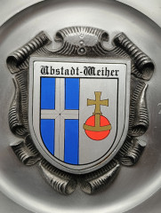 Тарелка декоративная винтажная "Герб Убштадт-Вайхера (1979 г.), Ф.Ботц , Цойтерн" / Серия "Геральдика", яркий декор, олово (95%), 23 см, Германия, 1979 год.