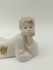 Статуэтка винтажная Im Stil Llardo "Лежащий ребенок", фарфор, 7 х 14 см, Испания, 1970-80гг.