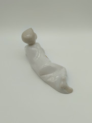 Статуэтка винтажная Im Stil Llardo "Лежащий ребенок", фарфор, 7 х 14 см, Испания, 1970-80гг.