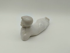 Статуэтка винтажная Im Stil Llardo "Лежащий ребенок", фарфор, 7 х 14 см, Испания, 1970-80гг.