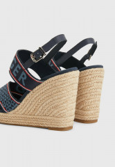 Tommy Hilfiger HIGH WEDGE  Wedge sandals desert sky HIGH WEDGE Сандалии на танкетке небо пустыни
