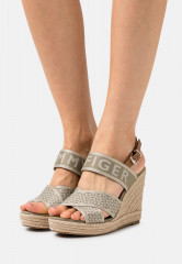 Tommy Hilfiger HIGH WEDGE  Wedge sandals woodridge HIGH WEDGE Сандалии на танкетке Вудридж