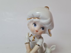 Peach Elegance Фарфоровая статуэтка с позолотой &quot;Мальчик в белой кепке с лейкой и кроликом&quot;, ручная роспись, 8см x 5см, Тайвань, 1960-70гг. 