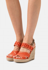 Tommy Hilfiger HIGH WEDGE  Wedge sandals hawaiian coral HIGH WEDGE Сандалии на танкетке гавайский коралл