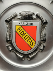 Тарелка декоративная винтажная "Герб ФК Фиделитас Карлсруэ" / Серия "Геральдика", яркий декор, олово (95%), 23 см, Германия, 1970-80гг.