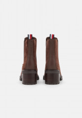 Tommy Hilfiger OUTDOOR CHELSEA MID HEEL BOOT Classic ankle boots truffle brown OUTDOOR CHELSEA MID HEEL BOOT Классические ботильоны трюфель коричневый