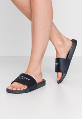 Tommy Hilfiger GLITTER POOL SLIDE Mules desert sky GLITTER POOL SLIDE Мюли небо пустыни