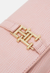 Tommy Hilfiger PLUSH MINI CROSSOVER Across body bag soothing pink PLUSH MINI CROSSOVER Сумка через плечо успокаивающий розовый