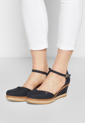 Tommy Hilfiger BASIC CLOSED TOE MID WEDGE Wedges desert sky БАЗОВЫЙ ЗАКРЫТЫЙ НОСОК СРЕДНЯЯ СТАТЬЯ Танкетка небо пустыни