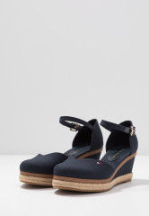 Tommy Hilfiger BASIC CLOSED TOE MID WEDGE Wedges desert sky БАЗОВЫЙ ЗАКРЫТЫЙ НОСОК СРЕДНЯЯ СТАТЬЯ Танкетка небо пустыни