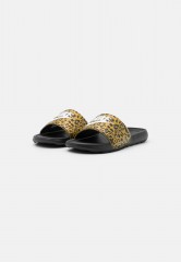 Nike Sportswear VICTORI ONE SLIDE Pantolette flach chutney/white/black VICTORI ONE SLIDE Мюли на плоской подошве чатни/белый/черный
