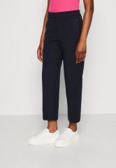 Tommy Hilfiger TAPERED PUNTO PANT Trousers desert sky ЗАУЖЕННЫЕ БРЮКИ PUNTO Брюки небо пустыни