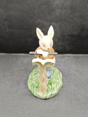 Статуэтка винтажная миниатюрная Im Stil Goebel "Заяц, играющий на флейте", фарфор, 9 х 6 см, Германия, 1970-80гг.