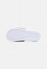 Nike Sportswear VICTORI ONE SLIDE Pantolette flach metallic red bronze/white VICTORI ONE SLIDE Мюли на плоской подошве металлик красная бронза/белый